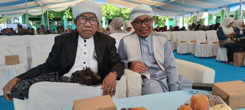 Foto TGH. Muh. Husni Mubarok, QH., M.Pd.I Bersama Panglima NW, TGH. Solehuddin, QH, Lc Saat Acara Haflah Akhirussanah & Wisuda Tahfidzul Qur'an dirangkai Tasyakuran Penamatan Santri Tahun Ajaran 2025/2026, pada Sabtu (20/6/2026) di Pimpinan Ponpes DM NW Yasnuhu NW Pringgabaya (Dok. Pribadi) Foto TGH. Muh. Husni Mubarok, QH., M.Pd.I Bersama Panglima NW, TGH. Solehuddin, QH, Lc Saat Acara Haflah Akhirussanah & Wisuda Tahfidzul Qur'an dirangkai Tasyakuran Penamatan Santri Tahun Ajaran 2025/2026, pada Sabtu (20/6/2026) di Pimpinan Ponpes DM NW Yasnuhu NW Pringgabaya (Dok. Pribadi)